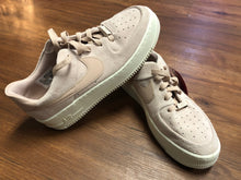 Load image into Gallery viewer, Nike 9.5 shoes