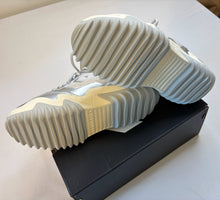 Load image into Gallery viewer, Converse men’s 6.5 women’s 8 Shoes