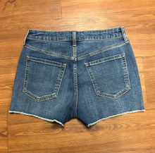 Load image into Gallery viewer, Size 6 old navyOG straight high rise Shorts