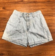 Load image into Gallery viewer, Size 4 Denizen / Levis Shorts