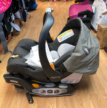 Load image into Gallery viewer, Chicco Carseat