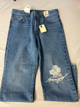 Load image into Gallery viewer, Size 29x26 Levis bnwt womens highrise cropped Pants
