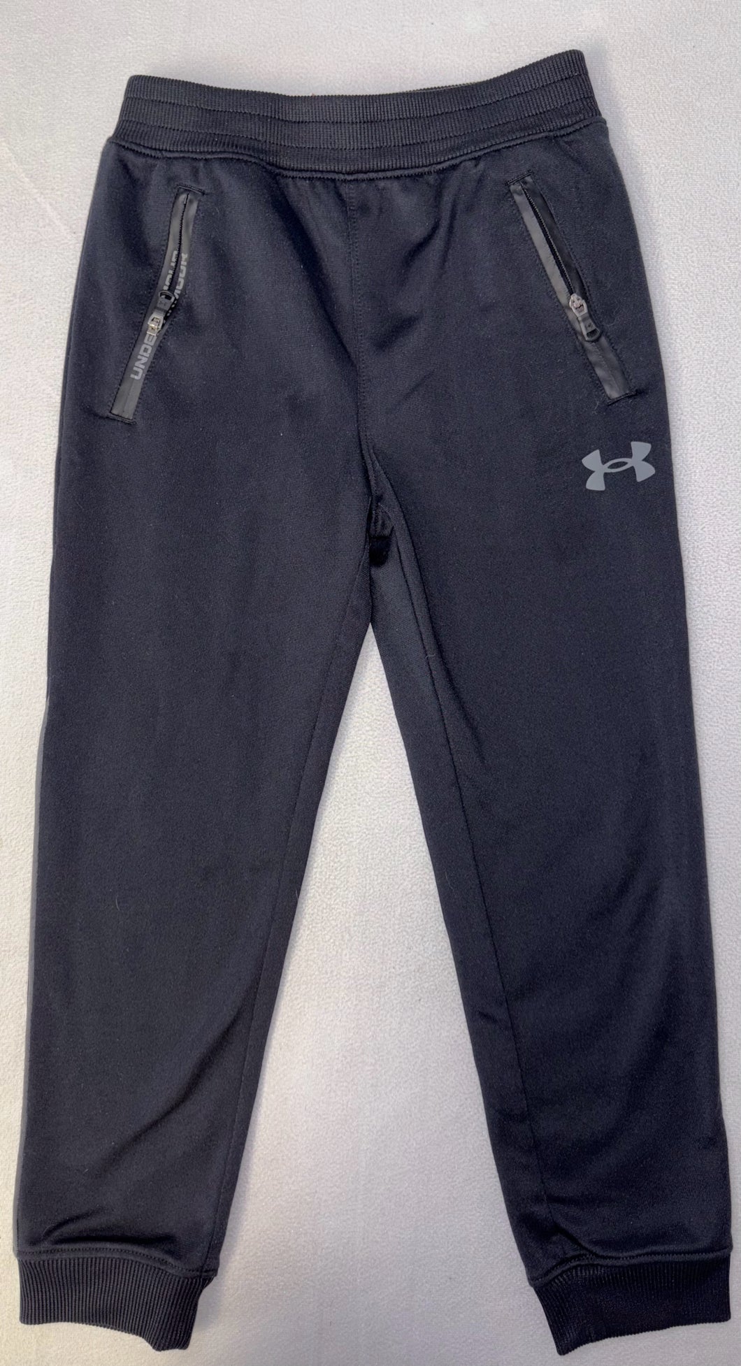 5 under armour Pants