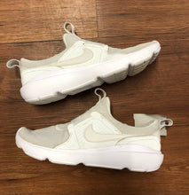 Load image into Gallery viewer, Nike 6.5 shoes