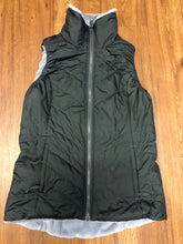 Load image into Gallery viewer, Size S The NorthFace Jacket Reversible vest black and soft fleece gray pockets