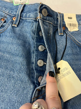 Load image into Gallery viewer, Size 29x26 Levis bnwt womens highrise cropped Pants