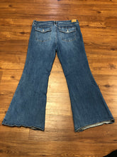 Load image into Gallery viewer, Women&#39;s Size 18 American Eagle Low-Rise Flared Jeans