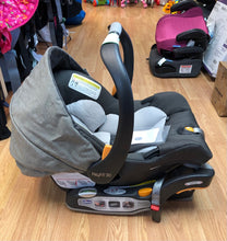 Load image into Gallery viewer, Chicco Carseat