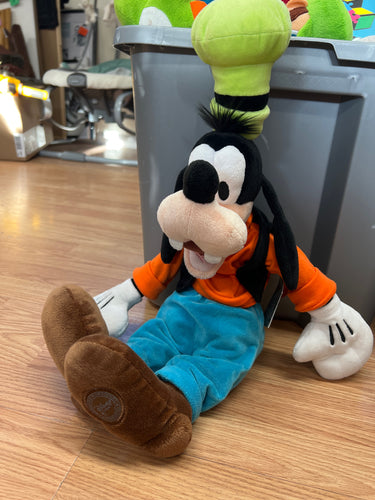 Disney Store Authentic Goofy 18