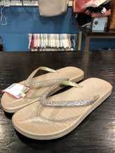 Load image into Gallery viewer, Womens size 6 flip flops