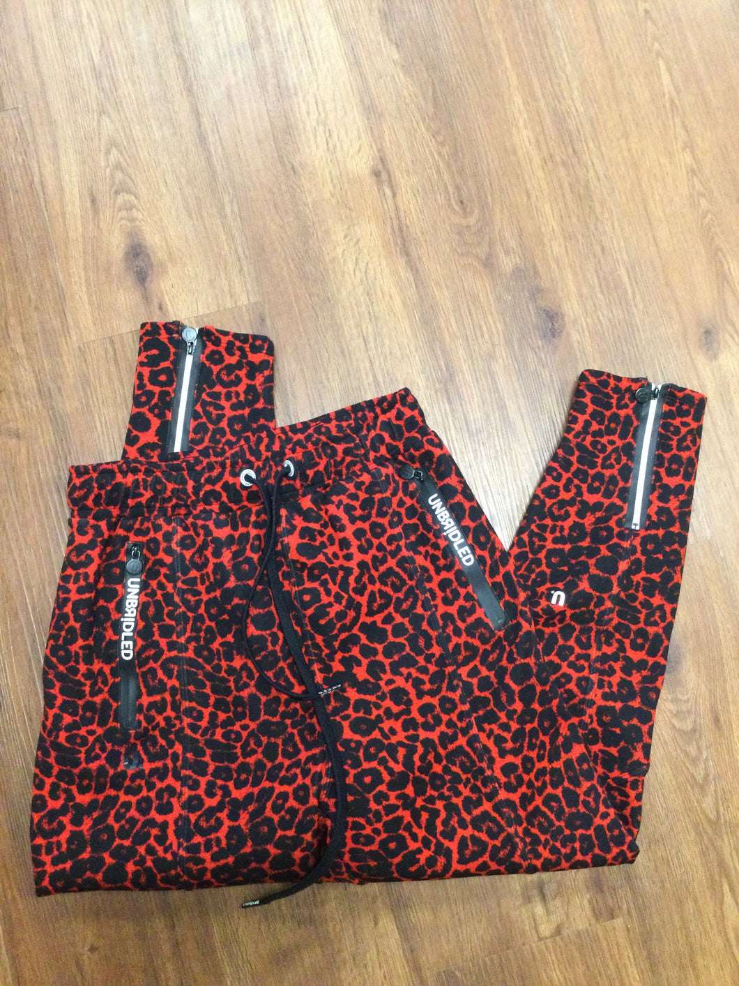 womens Size M leopard print jogger  Pantsw/ zip pockets